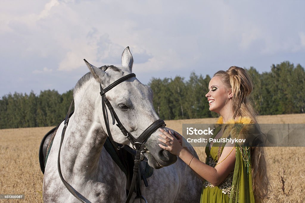 Donna e cavallo - Foto stock royalty-free di Abbracciare una persona