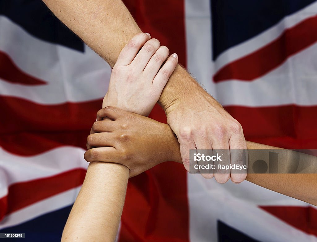 Три Отечественной руки присоединился в передней части Union Jack - Стоковые фото Близость роялти-фри
