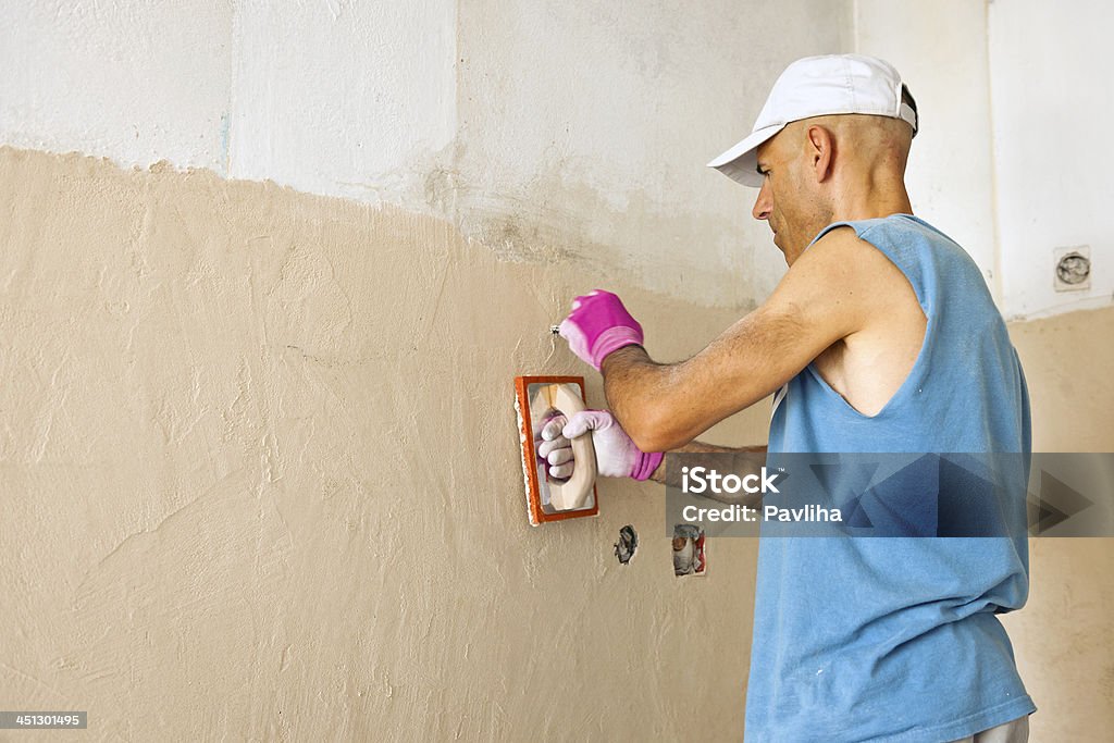 Plastering Wand im Home-Office-Renovierung - Lizenzfrei 40-44 Jahre Stock-Foto