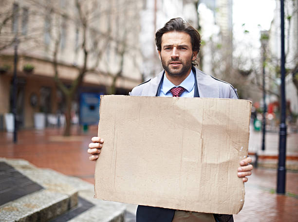 fornirà consulenza finanziaria per cibo! - cardboard sign foto e immagini stock