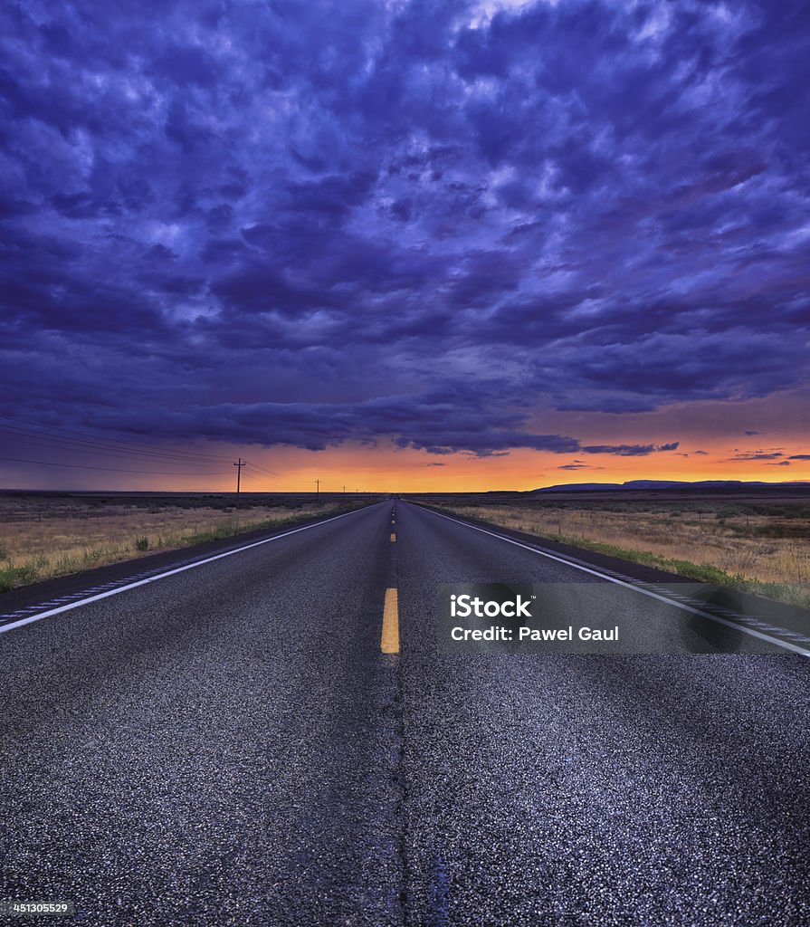 desert road mit Dramatischer Himmel - Lizenzfrei Wüstenstraße Stock-Foto