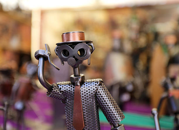 Figura, Escultura metálica de aço, Homem no telemóvel - fotografia de stock