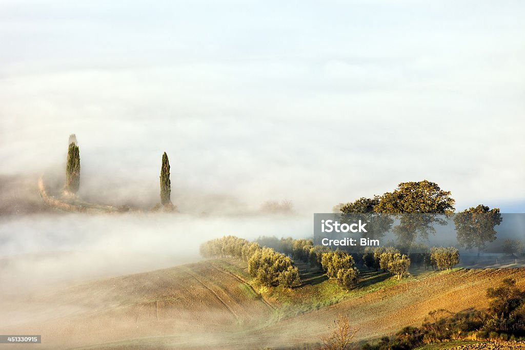 Пейзаж скрытой с туман, Тоскана, Италия - Стоковые фото Абстрактный роялти-фри