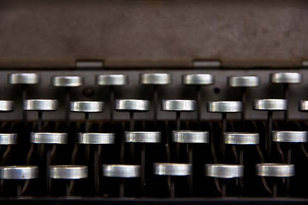 máquina de escribir vintage - typewriter retro revival old fashioned obsolete fotografías e imágenes de stock