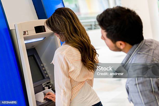 Człowiek Próbuje Zobacz Jej Wprowadzenie Pinu - zdjęcia stockowe i więcej obrazów Bankomat - Bankomat, Złodziej, Bankowość