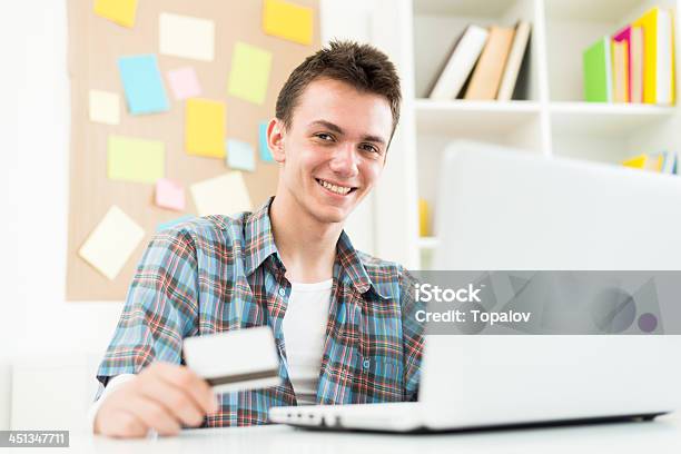 Foto de Compras Em Casa e mais fotos de stock de Cartão de crédito - Cartão de crédito, Adolescente, Aluno de Universidade