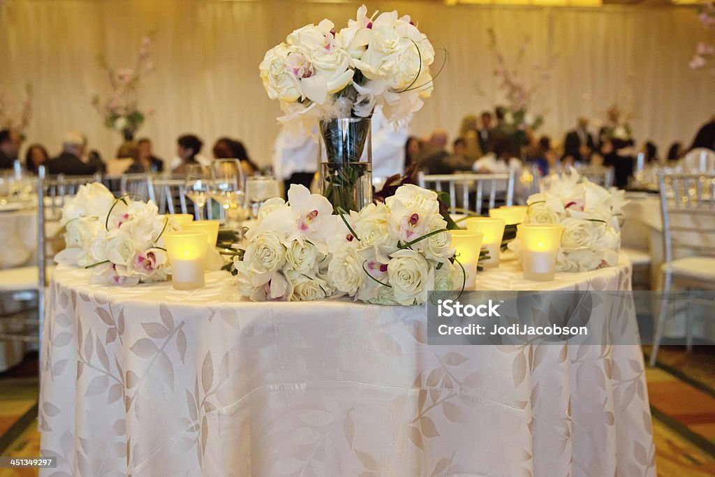 Elegante tavolo per banchetti decorato con fiori e candele - Foto stock royalty-free di Matrimonio