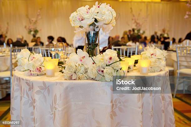 Elegante Tavolo Per Banchetti Decorato Con Fiori E Candele - Fotografie stock e altre immagini di Matrimonio