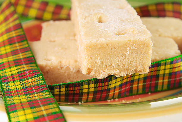 три песочное печенье пальца с лентой из ткани в шотландскую клетку - shortbread scottish culture triangle homemade стоковые фото и изображения