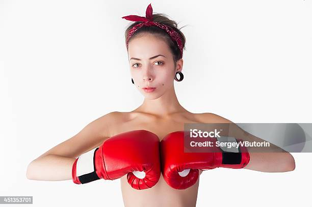 Linda Menina Com Luvas De Boxe De Pele - Fotografias de stock e mais imagens de Adulto - Adulto, Atividade, Beleza