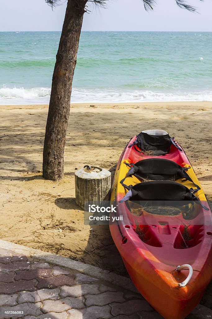 Red Kajak am Strand - Lizenzfrei Blau Stock-Foto