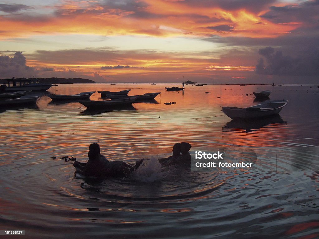 Dzieci bawiące się w morzu w Nusa Lembongan island - Zbiór zdjęć royalty-free (Nusa Lembongan)
