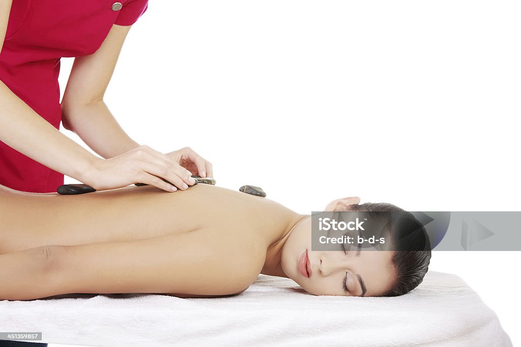 Mulher bonita relaxante no spa. Pedra massagem. - Royalty-free Adulto Foto de stock