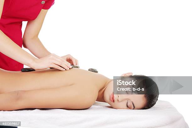 Mulher Bonita Relaxante No Spa Pedra Massagem - Fotografias de stock e mais imagens de Adulto - Adulto, Beleza, Bem-estar