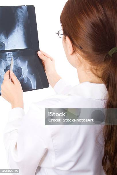 Doctora Examinando Una Radiografía Foto de stock y más banco de imágenes de Adulto - Adulto, Analizar, Anatomía