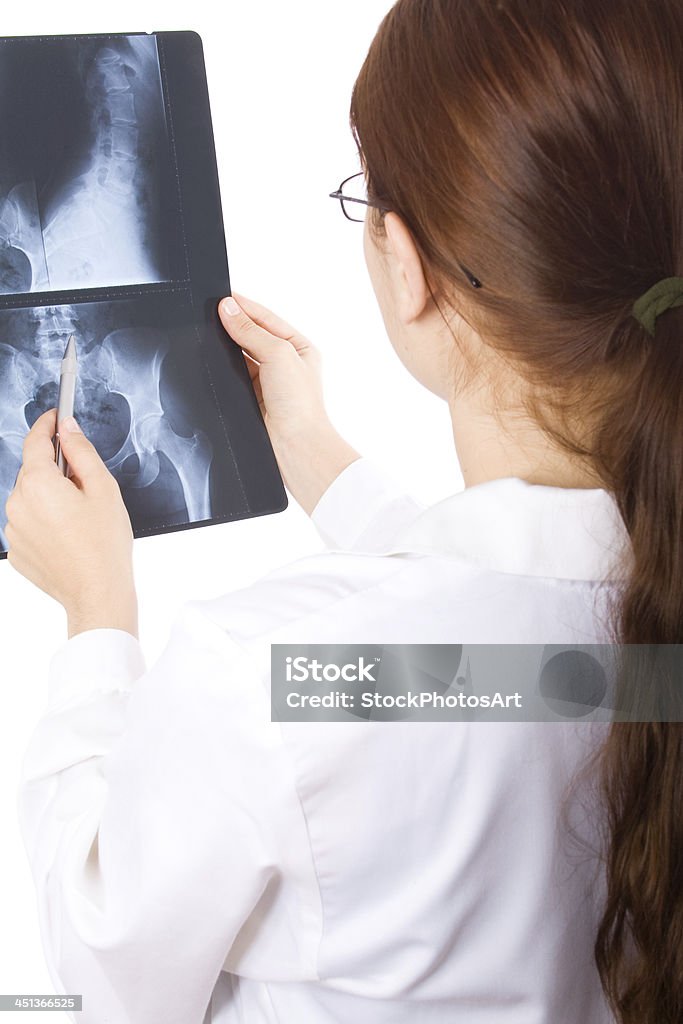Femme médecin examine un x-ray - Photo de Adulte libre de droits