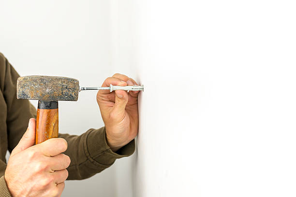 concept de rénovation - home improvement hammer work tool nail photos et images de collection