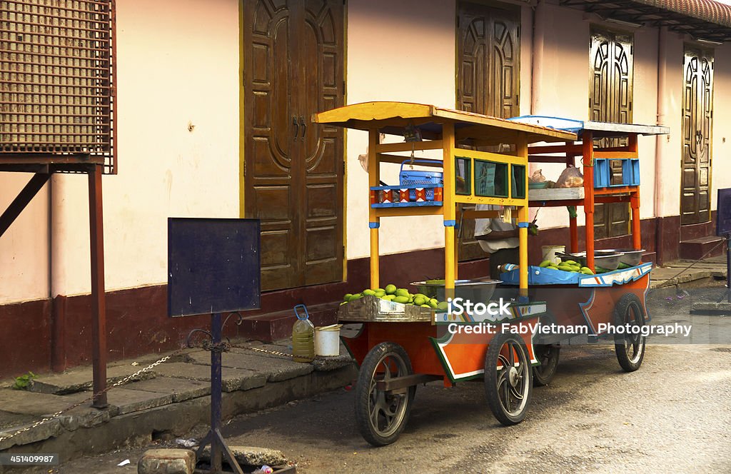 Distributori strada carrello di frutta a Yangon, nel Myanmar - Foto stock royalty-free di Povertà