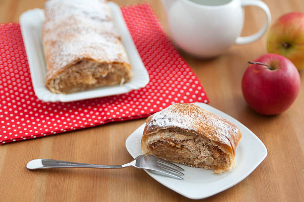 tedesco strudel di mele fatto in casa - stroodle foto e immagini stock