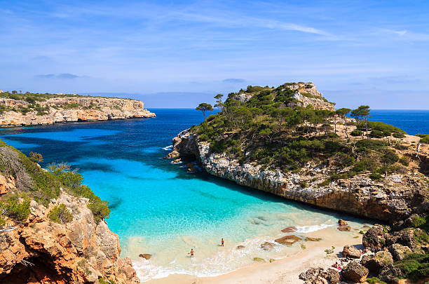 jovem casal brincando na água na bela praia - stone water sea mediterranean sea - fotografias e filmes do acervo