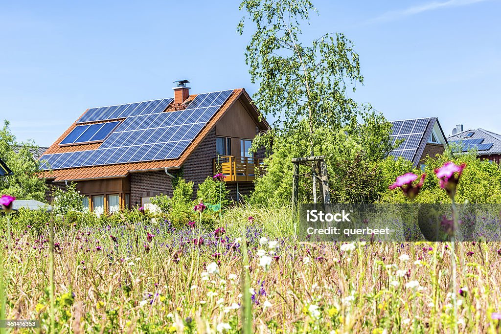 Häuser mit Solarzellen - Lizenzfrei Sonnenkollektor Stock-Foto