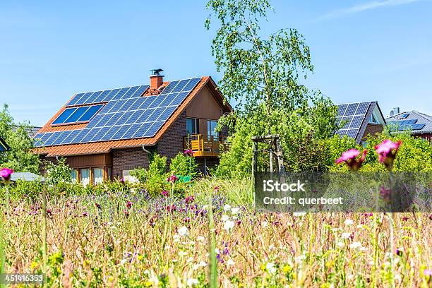 Häuser Mit Solarzellen Stockfoto und mehr Bilder von Sonnenkollektor - Sonnenkollektor, Wohnhaus, Sonnenenergie