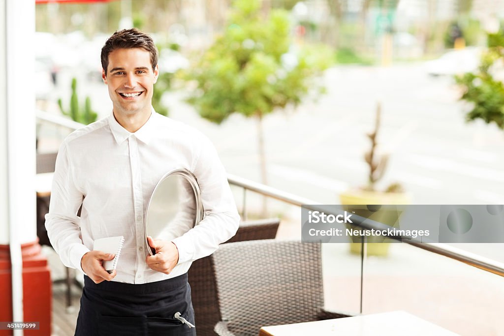 Bonito Empregado de Mesa com bandeja Bloco de Pedidos e no restaurante - Royalty-free 20-24 Anos Foto de stock