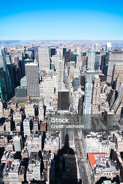 Arranhacéu De Nova York Em Um Céu Claro - Fotografias de stock e mais imagens de Ao Ar Livre - Ao Ar Livre, Cidade, Cidade de Nova Iorque