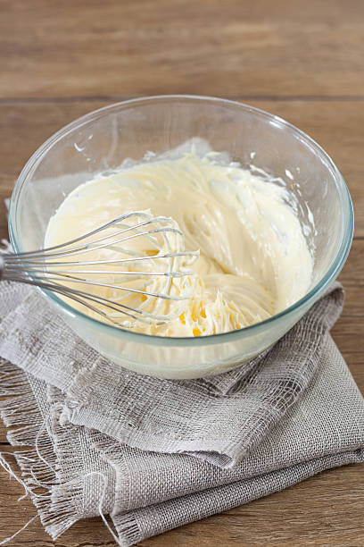 whisking creme - buttercream - fotografias e filmes do acervo