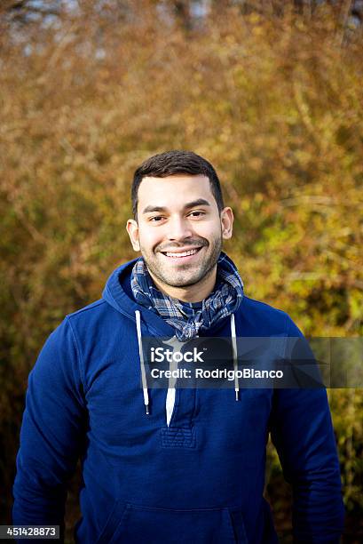 Hispânico Latino Jovem Modelo Masculino - Fotografias de stock e mais imagens de 20-24 Anos - 20-24 Anos, Azul, Barba
