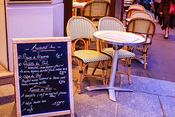 paris-café de calçada por diária - cafe coffee shop sidewalk cafe menu - fotografias e filmes do acervo