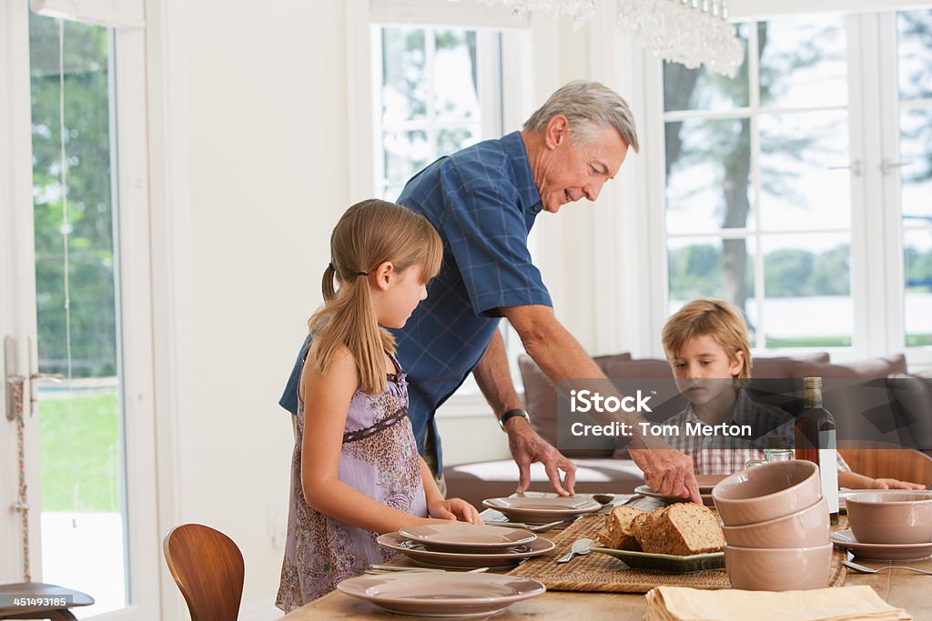 Mann und zwei Kinder im Esszimmer den Tisch - Lizenzfrei 10-11 Jahre Stock-Foto