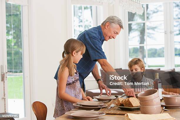 Mann Und Zwei Kinder Im Esszimmer Den Tisch Stockfoto und mehr Bilder von 10-11 Jahre - 10-11 Jahre, 4-5 Jahre, 70-79 Jahre