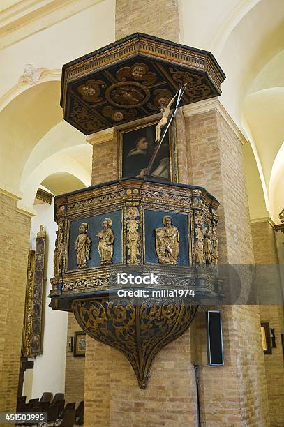 Igreja De Pisticci Basilicata Itália - Fotografias de stock e mais imagens de Aldeia - Aldeia, Altar, Arcaico