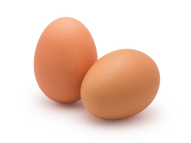 deux œufs isolé sur blanc - protein colors macro horizontal photos et images de collection