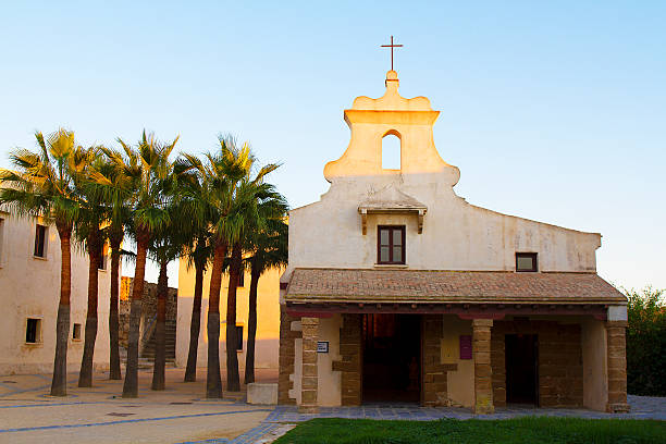 pequeña iglesia de santa catalina en el castillo de cádiz - malaga seville cadiz andalusia fotografías e imágenes de stock