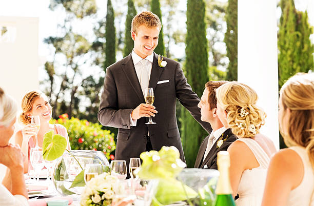 mejor hombre mirando a la par, mientras que durante la recepción de voz - wedding reception wedding bride bridesmaid fotografías e imágenes de stock