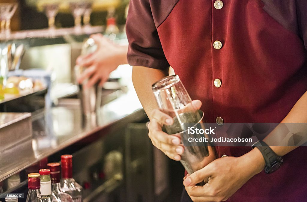 Un'immagine di un barista prepara un cocktail alcoliche in un bar - Foto stock royalty-free di Alchol