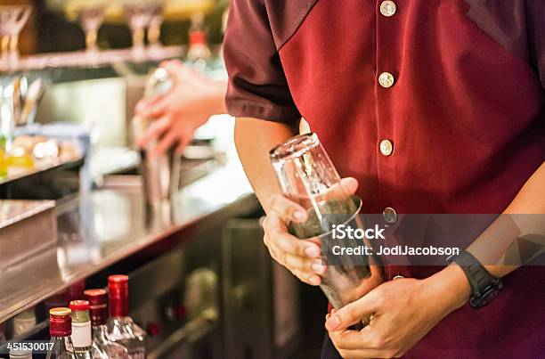 Unimmagine Di Un Barista Prepara Un Cocktail Alcoliche In Un Bar - Fotografie stock e altre immagini di Alchol