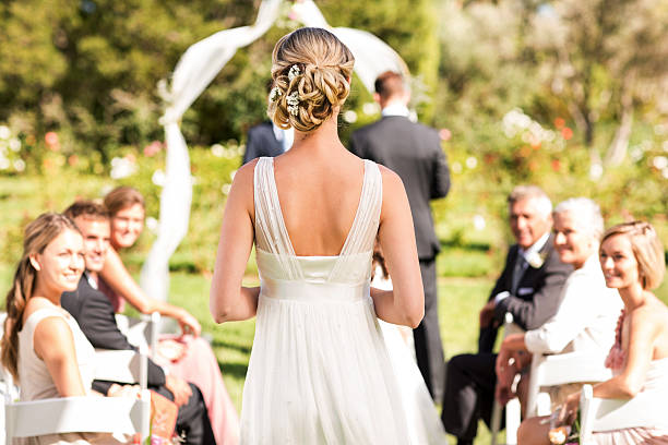 novia caminando por el pasillo durante ceremonia de bodas - invitado de boda fotografías e imágenes de stock