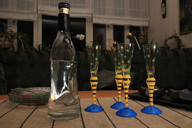 viking vodka pronto per essere servito in autunno - pleasance foto e immagini stock