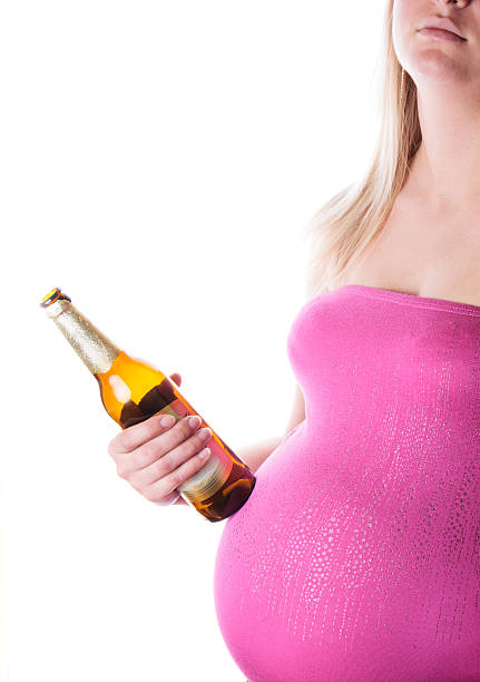 femme enceinte et boissons alcoolisées - abdomen addiction adult alcohol photos et images de collection