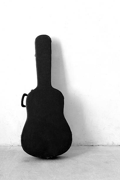 Cтоковое фото Старый Чехол для гитары в черно-белом