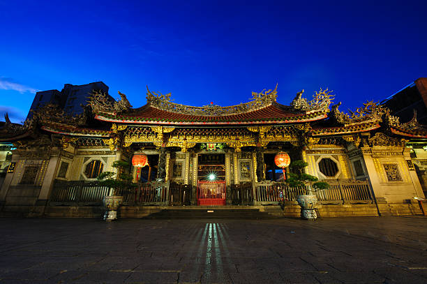 istock Night Scene of Longshan Temple 451534481