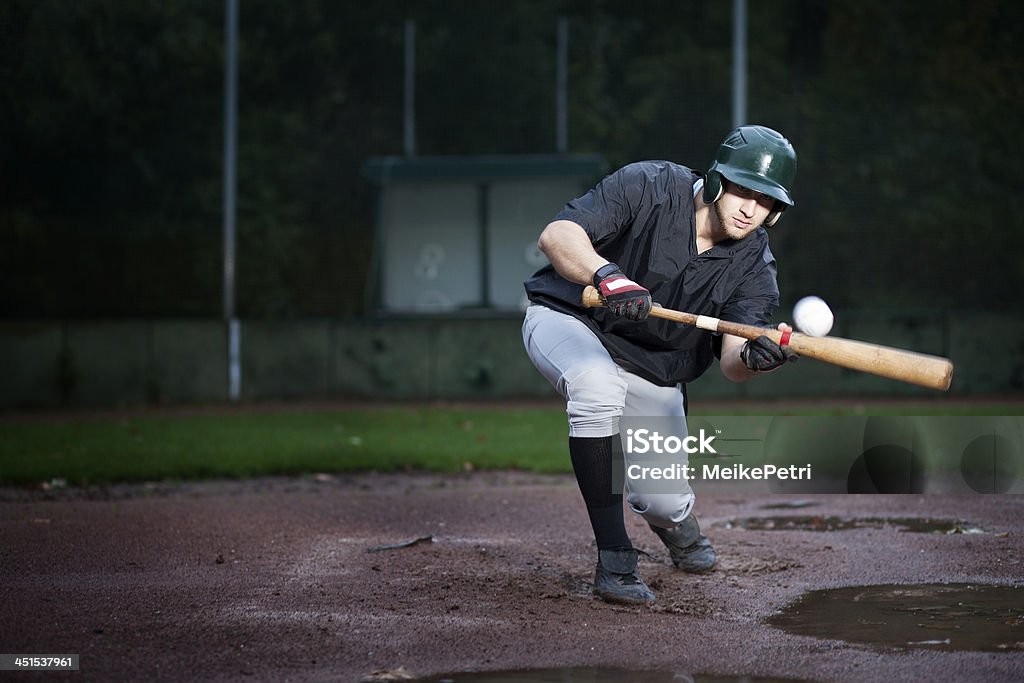 Frapper de Joueur de Baseball - Photo de Balle de baseball libre de droits