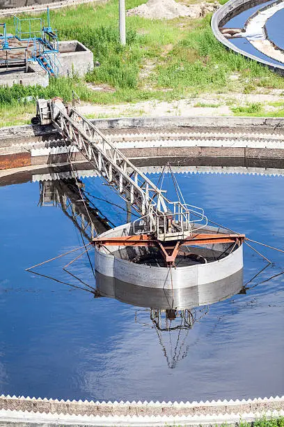 Mechanically driven scraper in sewage sedimentation tank