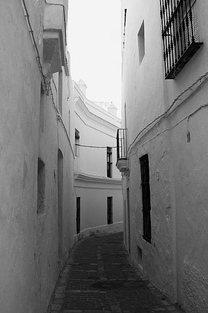 pequeña calle en vejer de la frontera.  blanco y negro - malaga seville cadiz andalusia fotografías e imágenes de stock