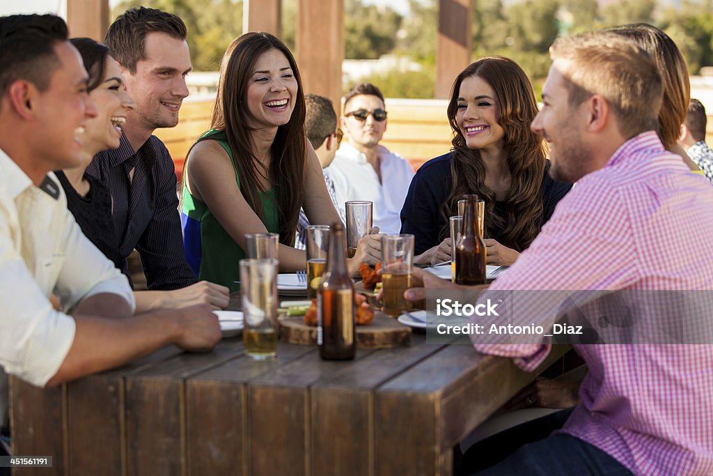 Amigos se divertindo em um bar - Foto de stock de Beber royalty-free