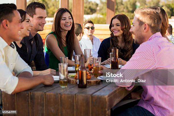 Foto de Amigos Se Divertindo Em Um Bar e mais fotos de stock de Beber - Beber, Bebida, Terraço - Jardim