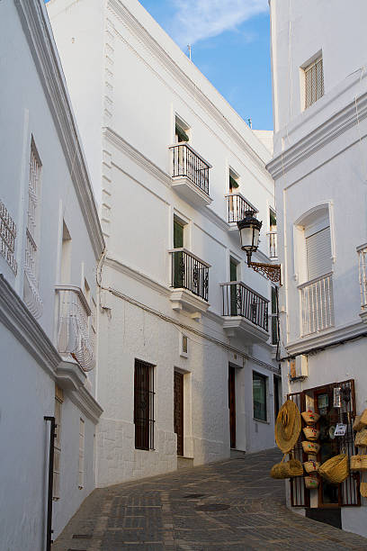 маленький улица в vejer-де-ла-фронтера (кадис), испания - malaga seville cadiz andalusia стоковые фото и изображения